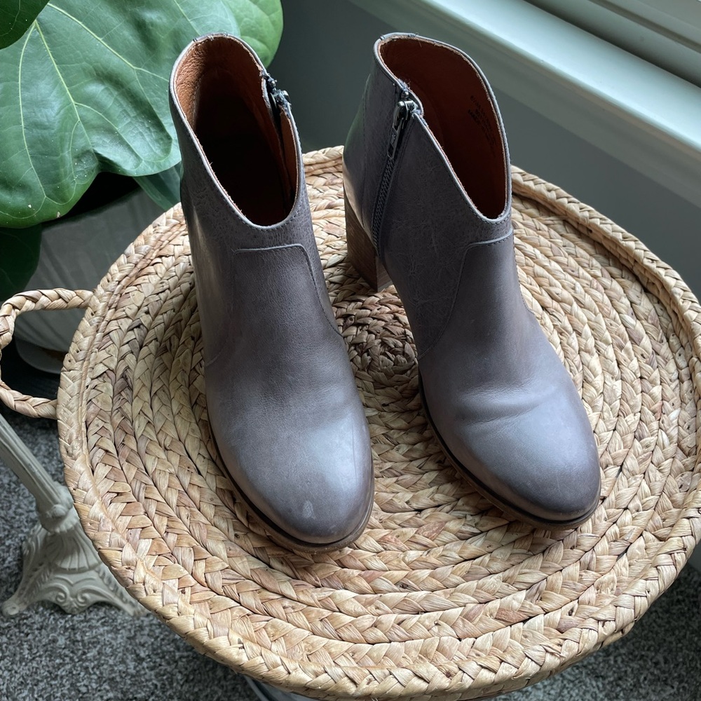 Frye Nora Bootie in like new condition SZ 8.5 leather 3’ heel grey - Picture 13 of 13